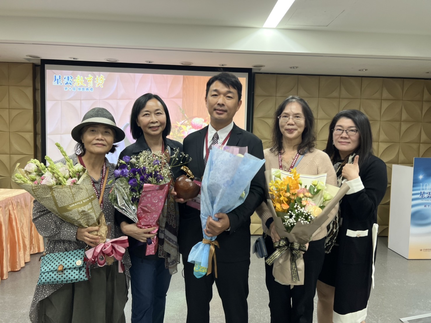 文煥老師與高中時期台北啟明老師合影